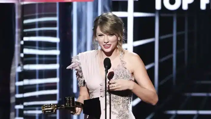 Taylor Swift holds Billboard Music Award