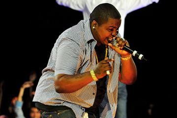 Sean Kingston singing into microphone