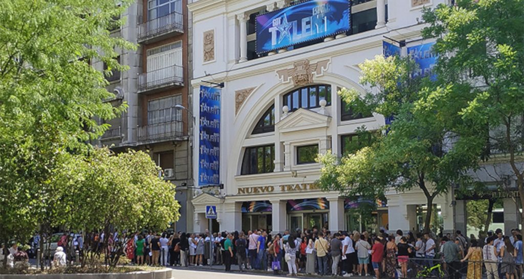 Crowd outside Nuevo Teatro Alcala